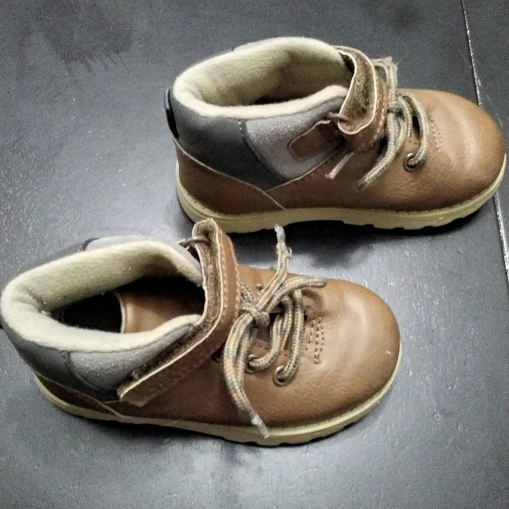 Carters Kim Unisex Boot For Kids   Size 7
